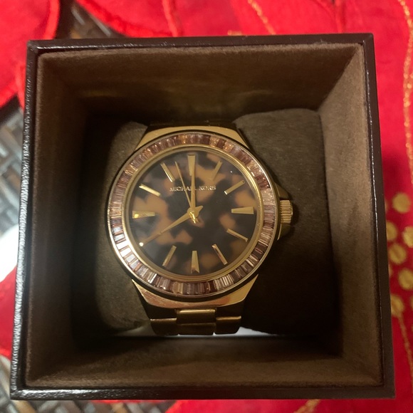 Ladies Michael Kors
MK-5723 Tortoise Dial Gold
Tone SS Analog Quartz - Picture 7 of 10